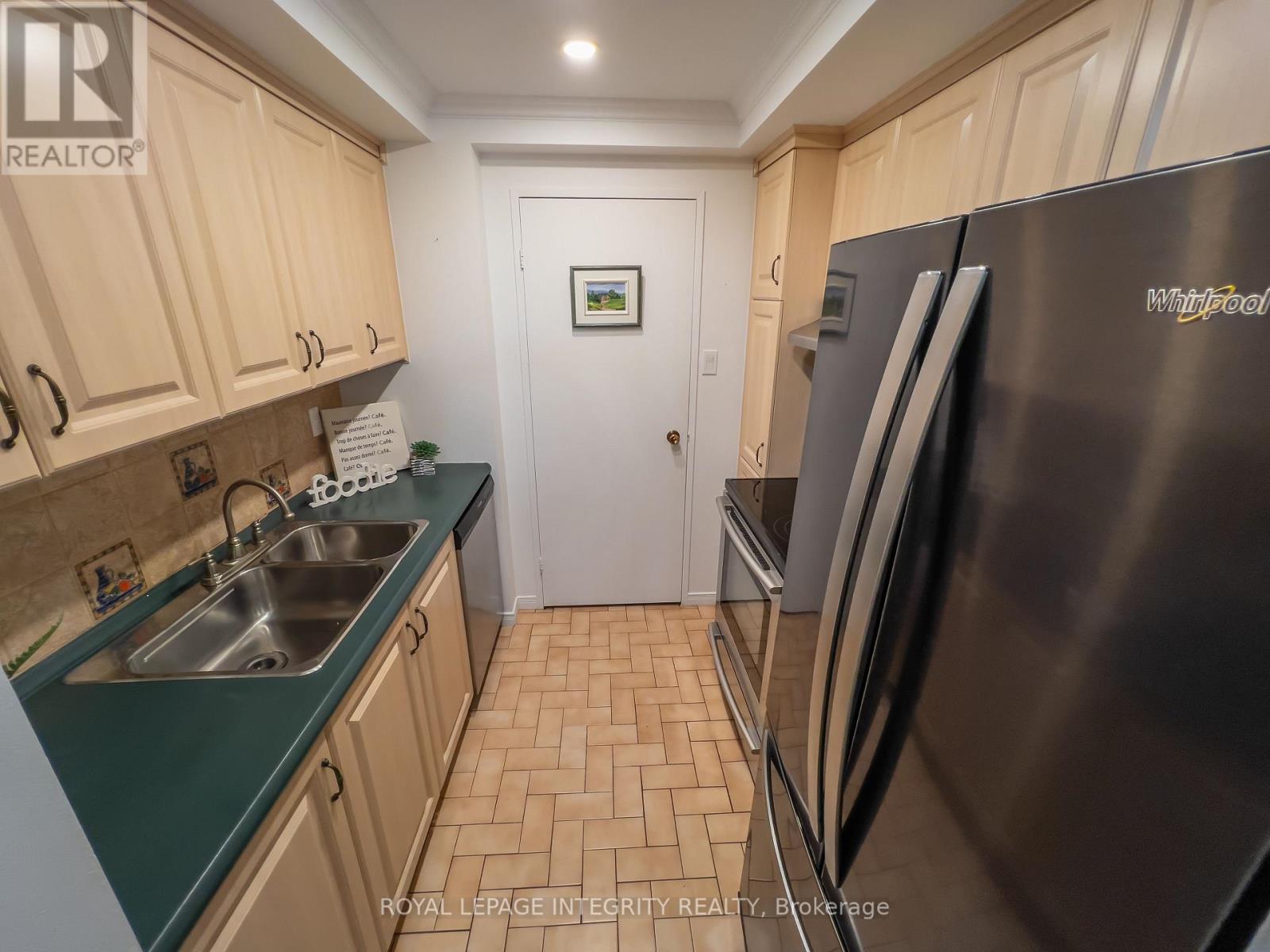 1008 - 555 Brittany Drive, Ottawa, Ontario  K1K 4C5 - Photo 6 - X12612500