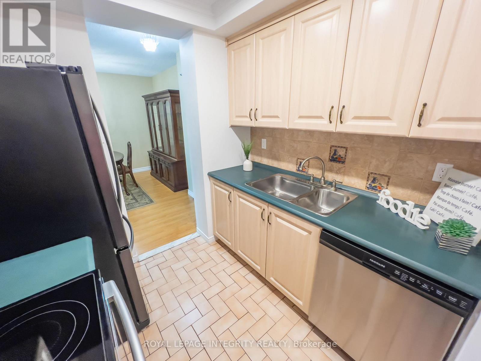 1008 - 555 Brittany Drive, Ottawa, Ontario  K1K 4C5 - Photo 9 - X12612500