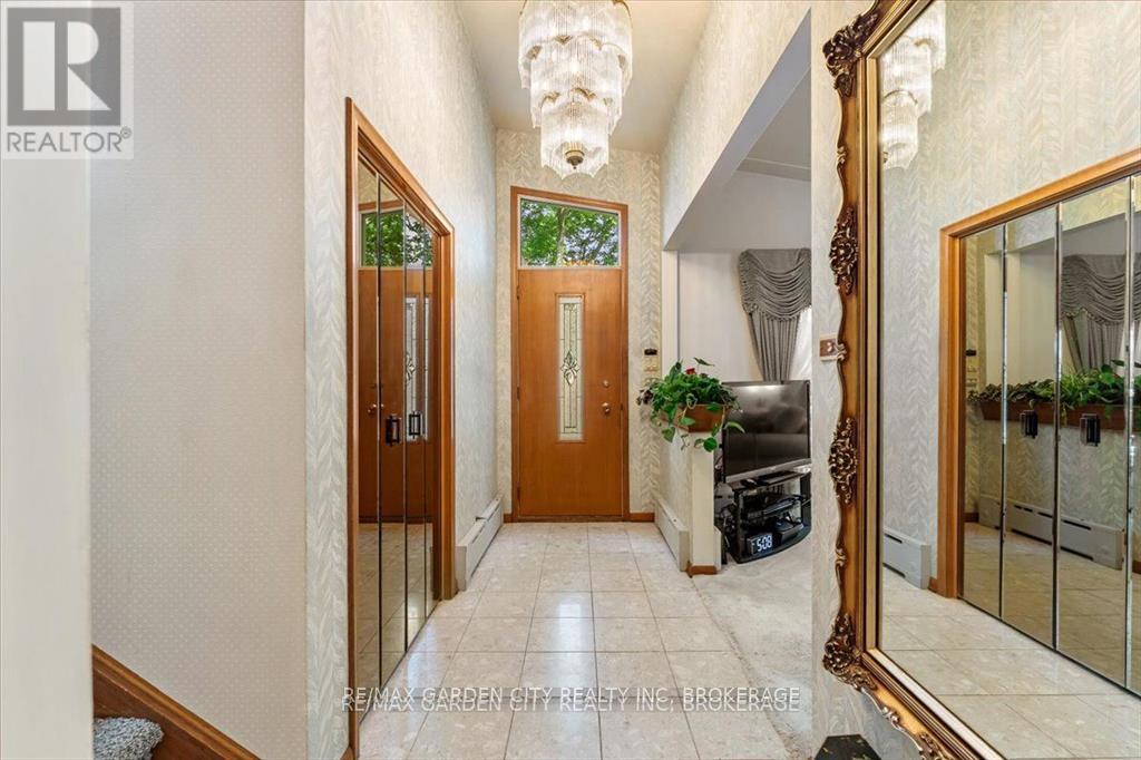 7 Glenayr Place, St. Catharines, Ontario  L2T 2A2 - Photo 7 - X12612540