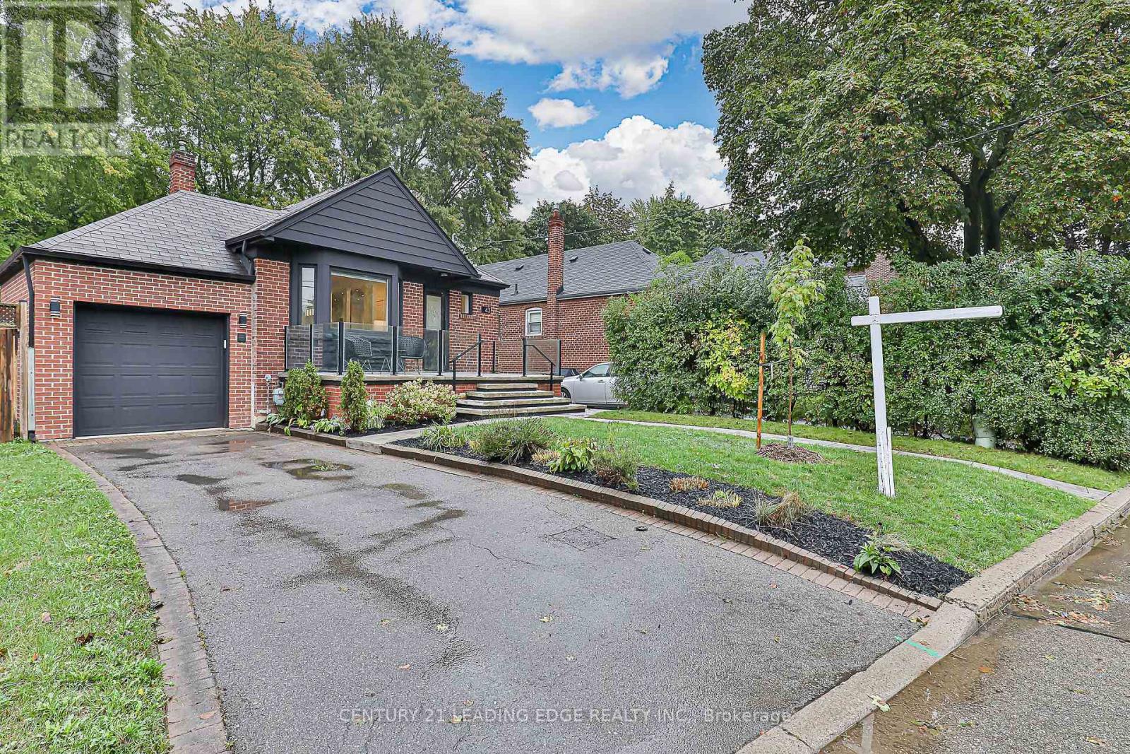 43 Barclay Road, Toronto, Ontario  M3H 3E2 - Photo 2 - C12562406