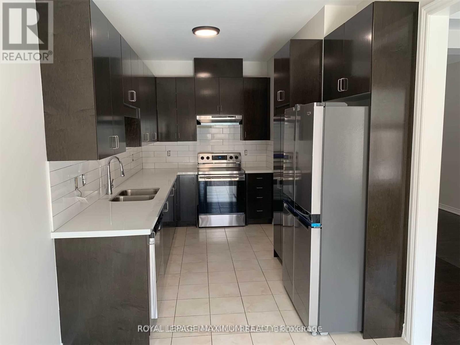 8 Tustin Road, Brampton (Bram East), Ontario  L6P 3K9 - Photo 4 - W12612514