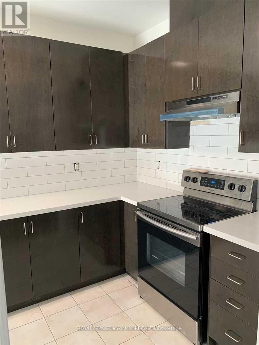 8 Tustin Road, Brampton (Bram East), Ontario  L6P 3K9 - Photo 5 - W12612514