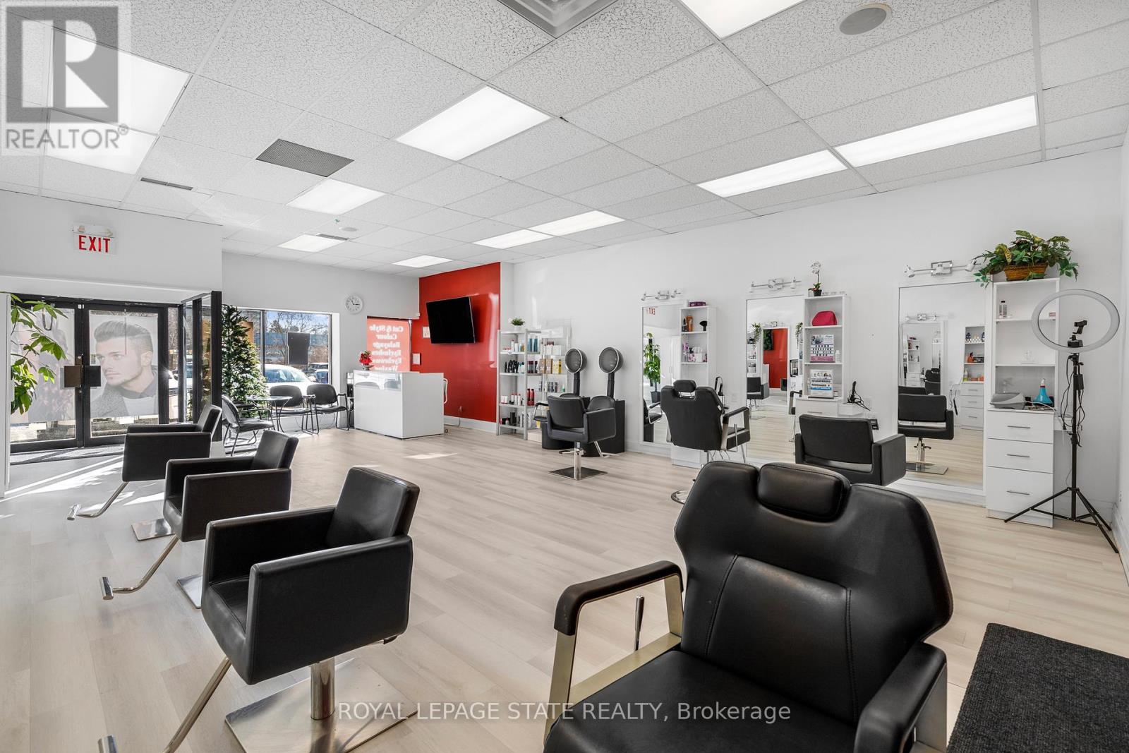 665 Plains Road E, Burlington, Ontario  L7T 2E8 - Photo 9 - W12605076