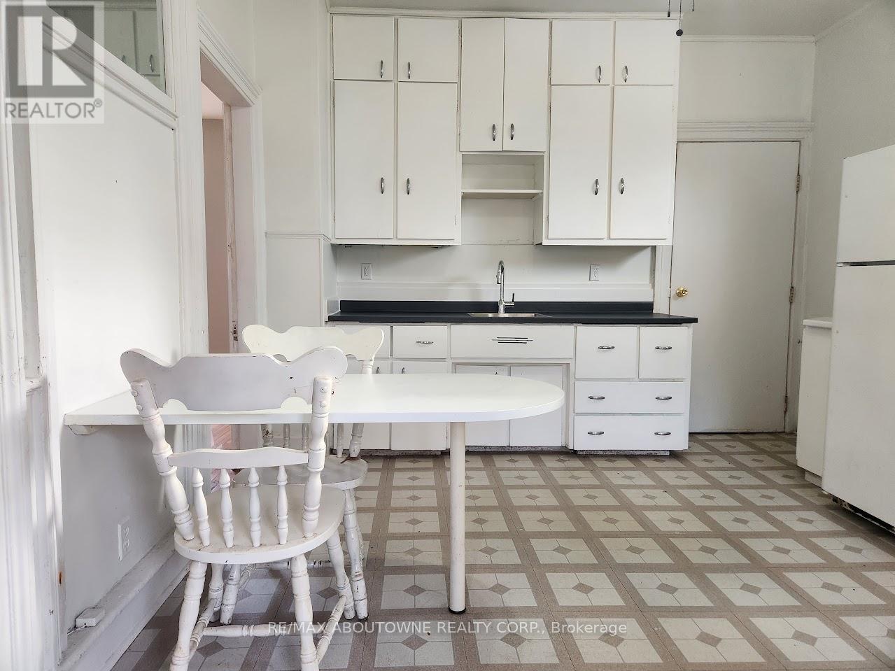 Main - 177 Chatham Street, Brantford, Ontario  N3S 4G6 - Photo 4 - X12607548