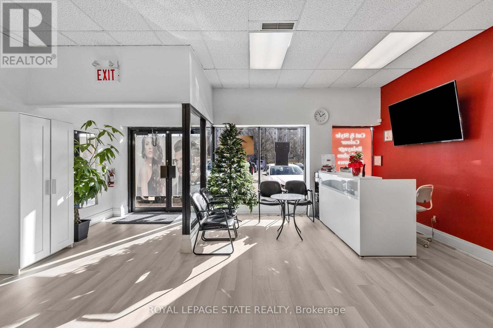 665 Plains Road E, Burlington, Ontario  L7T 2E8 - Photo 4 - W12605076