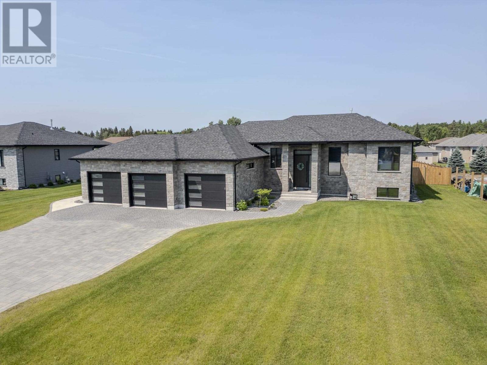 2111 Magnolia DR, Thunder Bay, Ontario