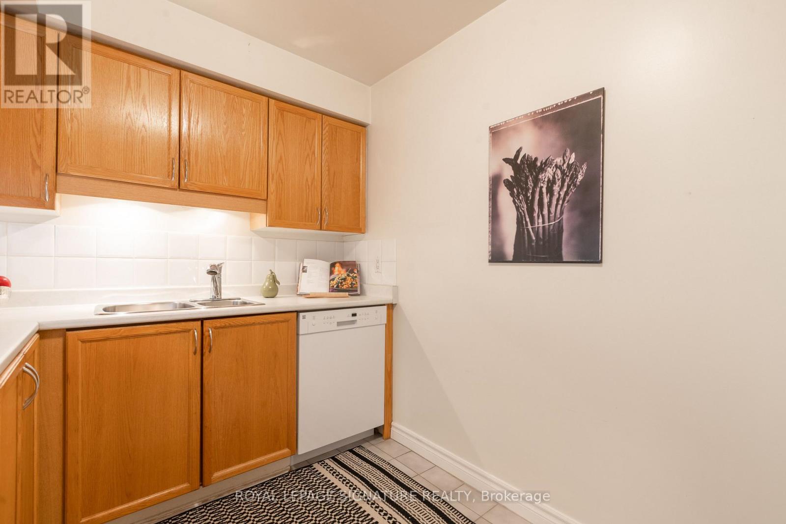 206 - 356 Mcrae Drive, Toronto, Ontario  M4G 4G4 - Photo 13 - C12444238