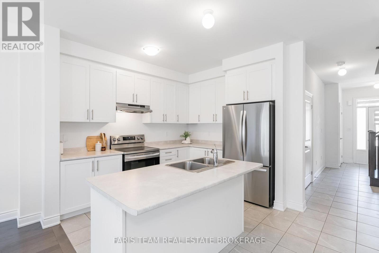 7 Lisa Street, Wasaga Beach, Ontario  L9Z 0K9 - Photo 4 - S12484018