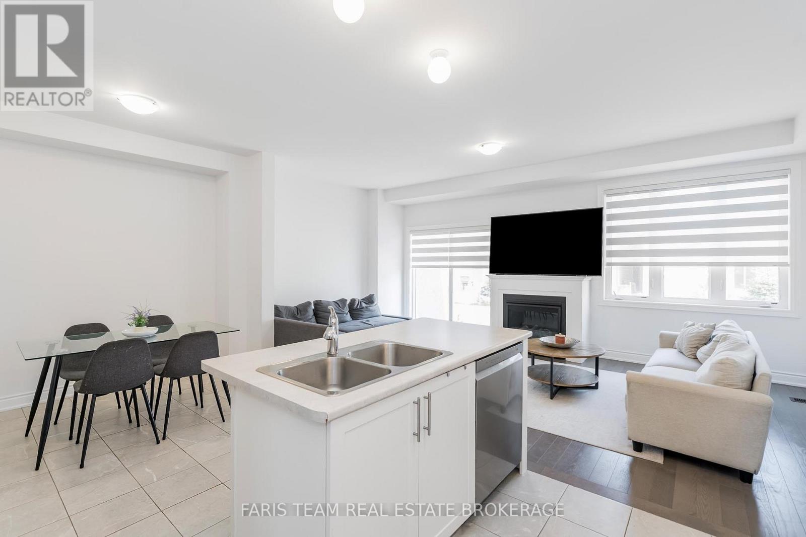 7 Lisa Street, Wasaga Beach, Ontario  L9Z 0K9 - Photo 7 - S12484018