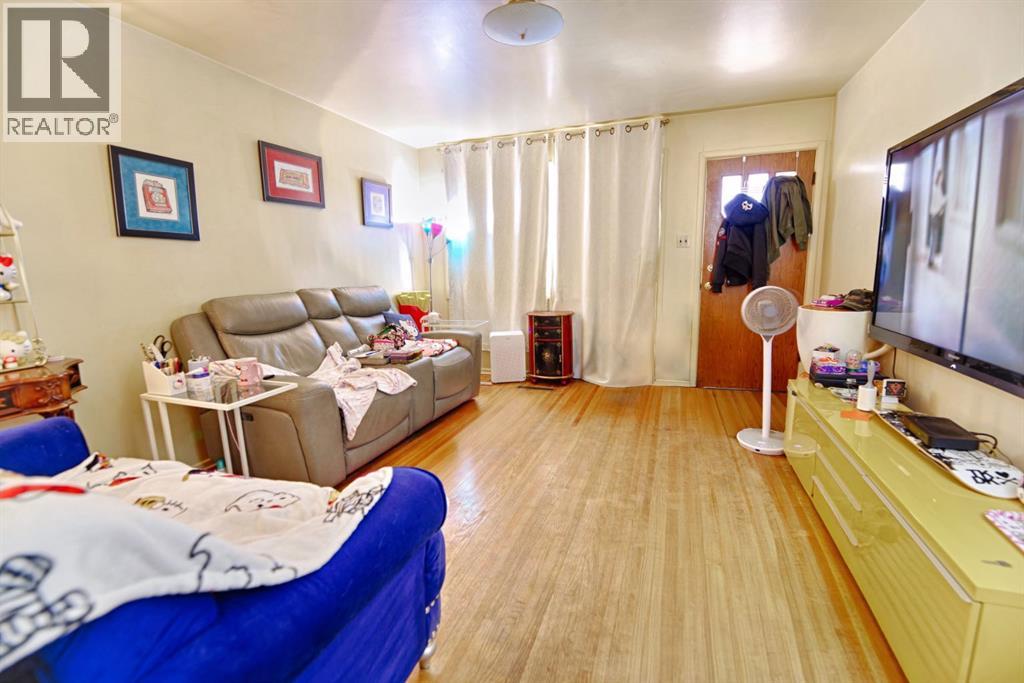 451 19 Street N, Lethbridge, Alberta  T1H 3K4 - Photo 3 - A2273043