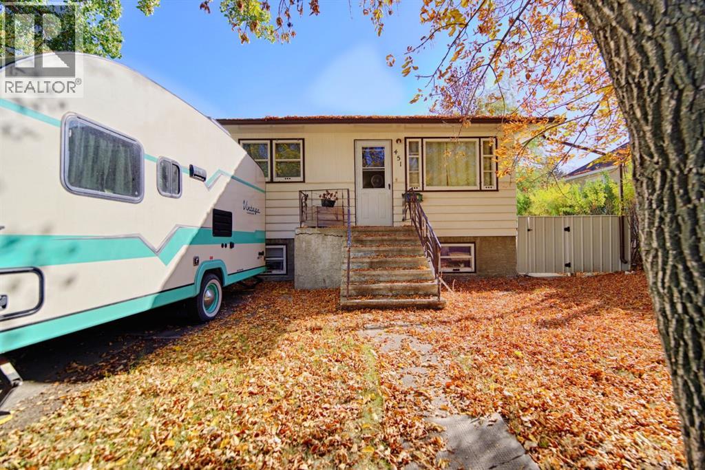 451 19 Street N, Lethbridge, Alberta  T1H 3K4 - Photo 2 - A2273043