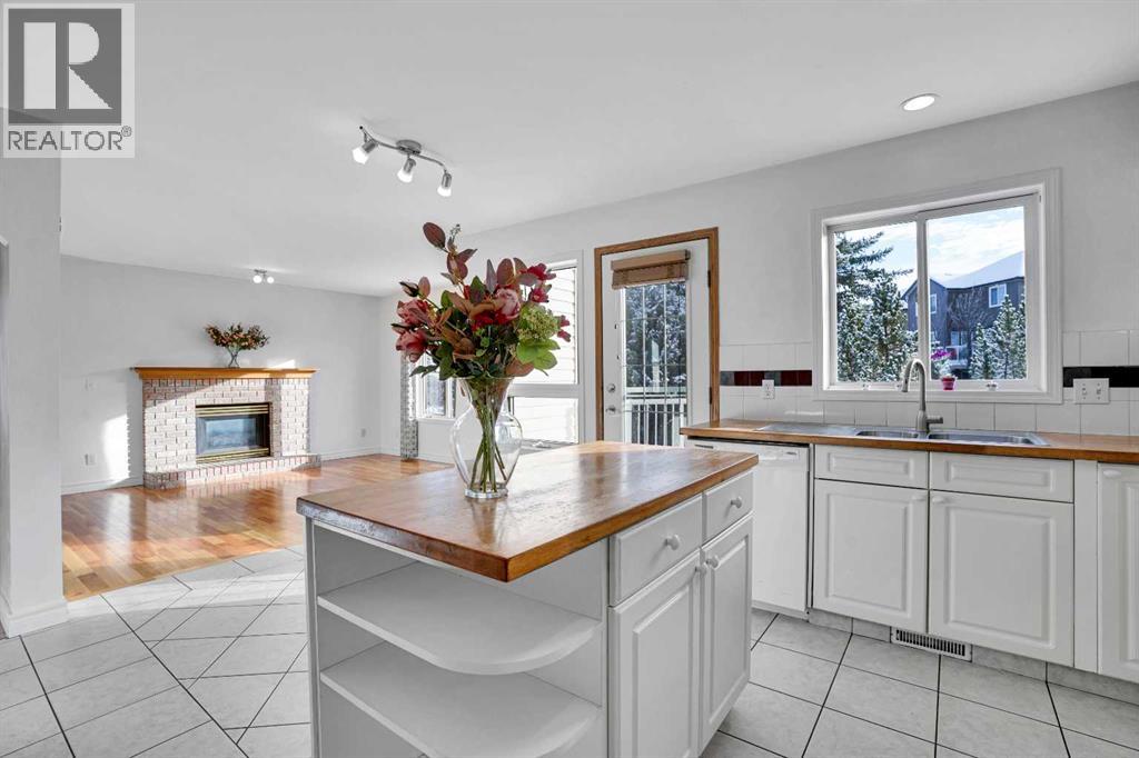 46 Somerset Close Sw, Calgary, Alberta  T2Y 3C5 - Photo 9 - A2273988