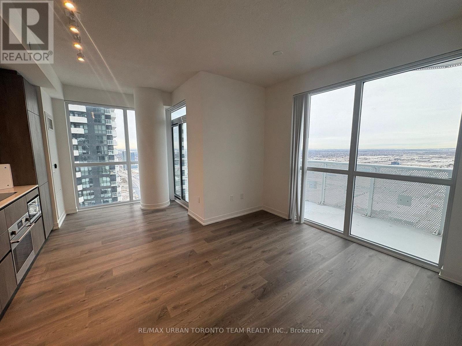 4002 - 8 Interchange Way, Vaughan, Ontario  L4K 5Z7 - Photo 2 - N12612688