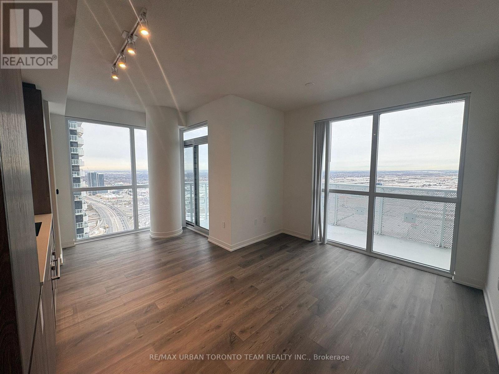 4002 - 8 Interchange Way, Vaughan, Ontario  L4K 5Z7 - Photo 3 - N12612688