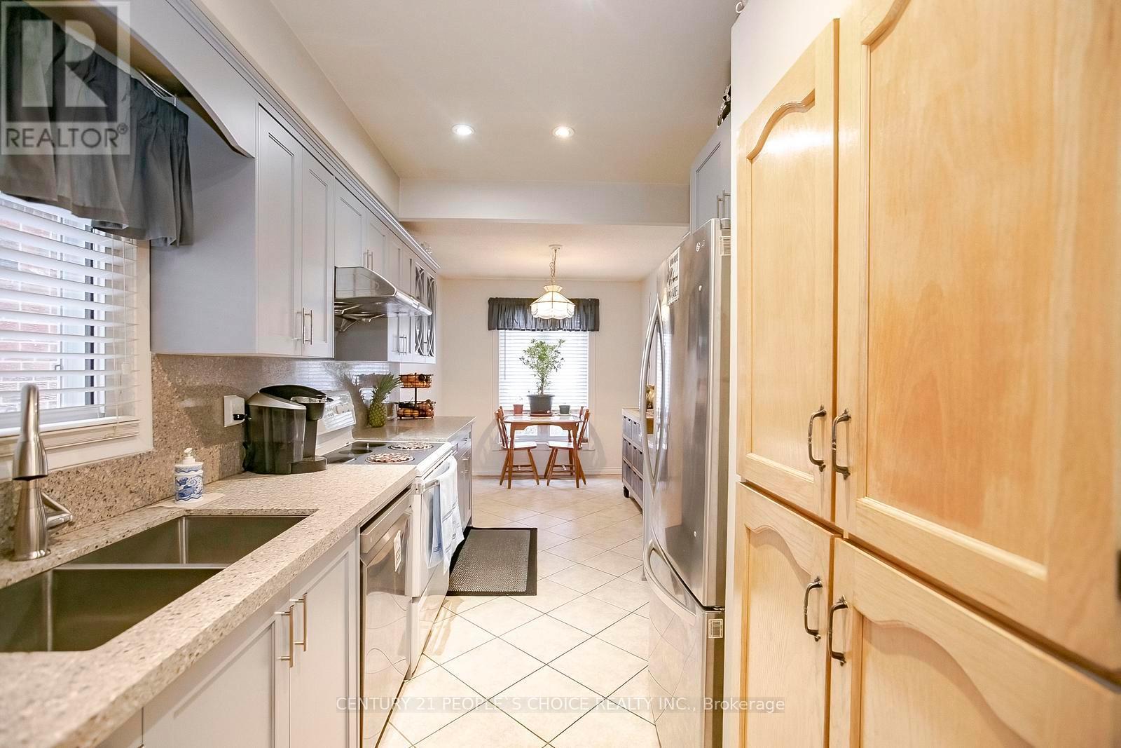 17 Ashurst Crescent, Brampton, Ontario  L6V 3N6 - Photo 11 - W12612642