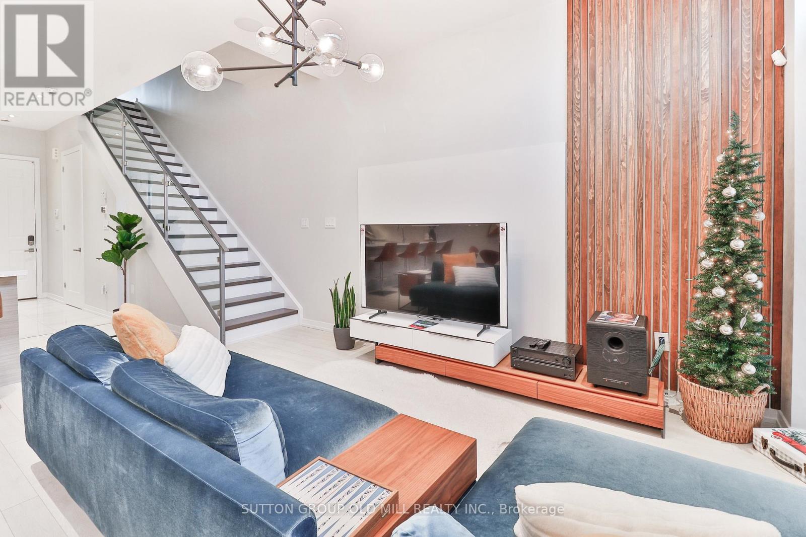 3687 Riva Avenue, Innisfil, Ontario L9S 0L5 - Photo 2 - N12422633