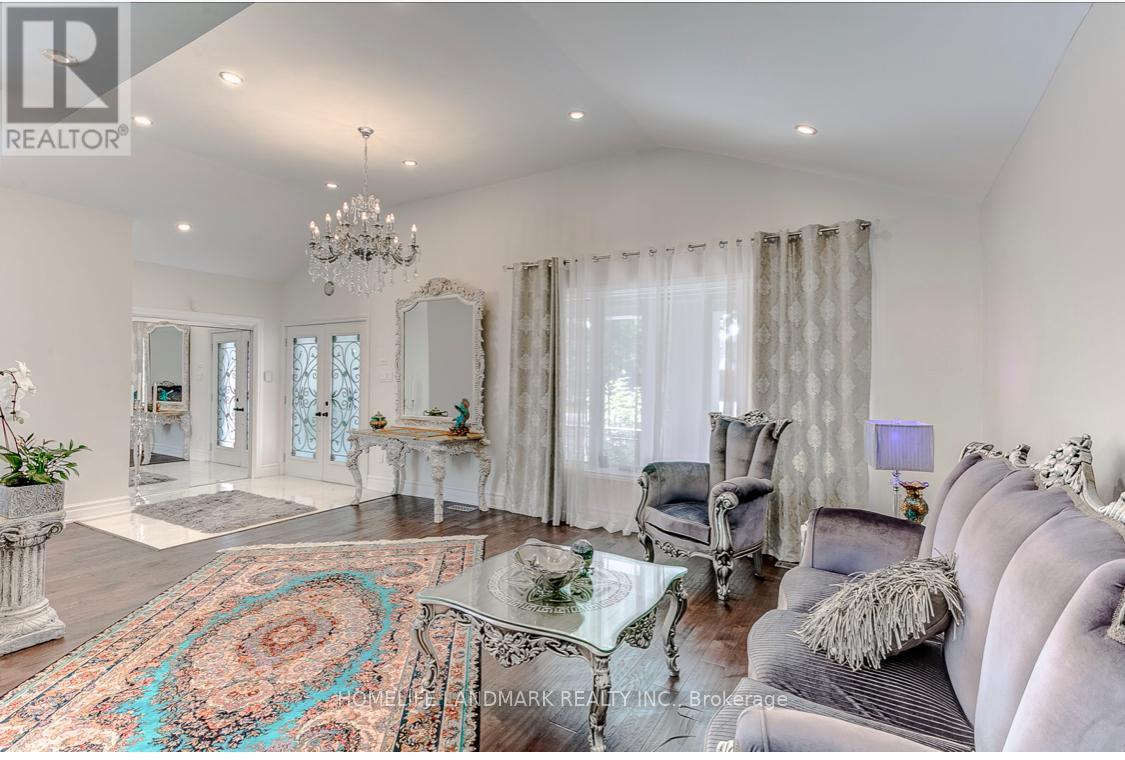 156 Duncan Road, Richmond Hill, Ontario  L4C 6J8 - Photo 4 - N12612768