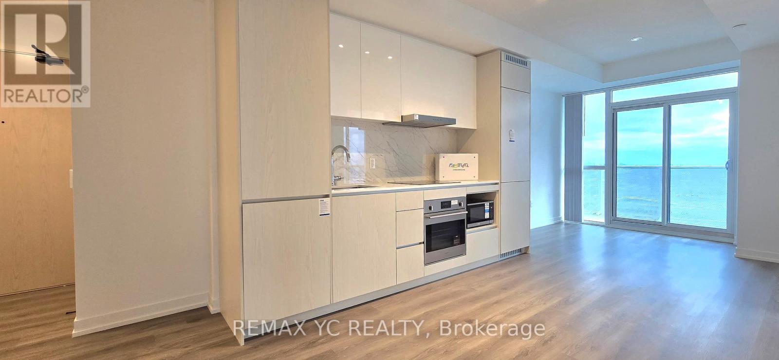 3912 - 28 Interchange Way, Vaughan (Vaughan Corporate Centre), Ontario  L4K 0P8 - Photo 2 - N12612868