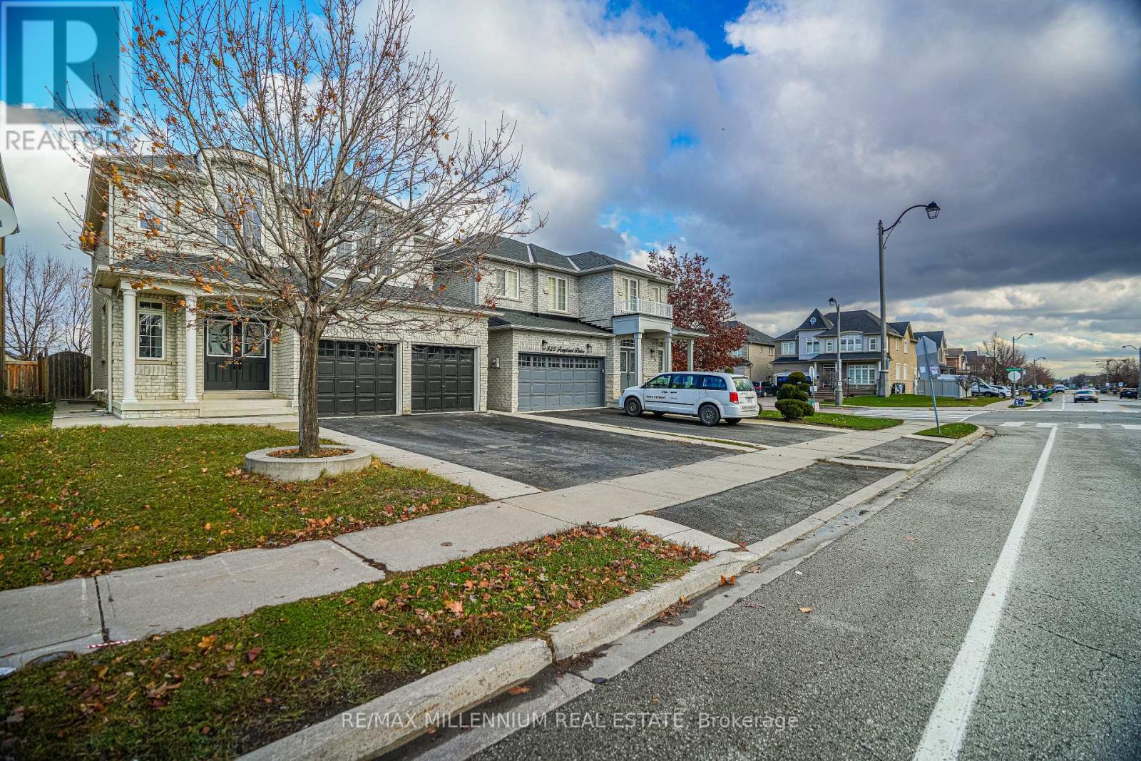 527 Fernforest Drive, Brampton, Ontario  L6R 0S2 - Photo 4 - W12612764