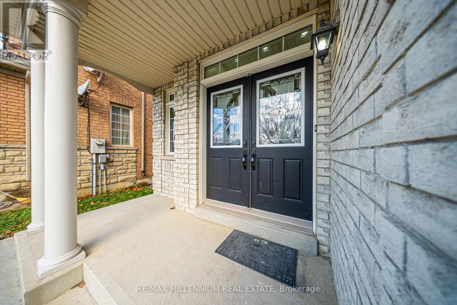 527 Fernforest Drive, Brampton, Ontario  L6R 0S2 - Photo 5 - W12612764