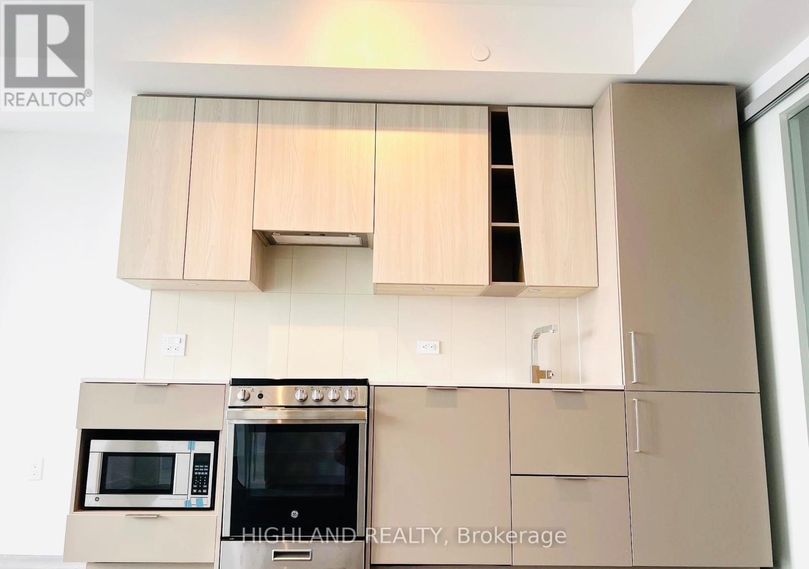 5706 - 3900 Confederation Parkway, Mississauga, Ontario  L5B 0M3 - Photo 5 - W12612772