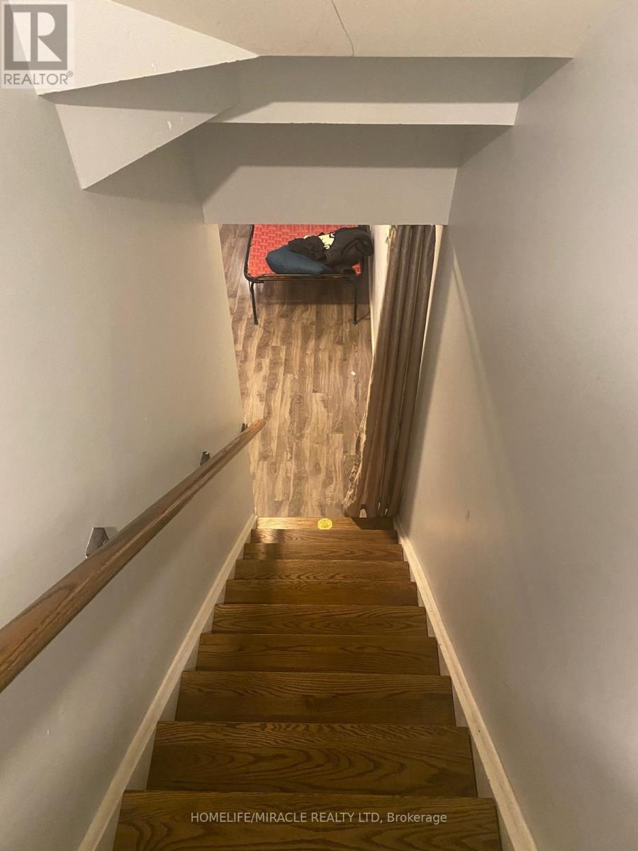 16 Golden Springs Drive, Brampton (Northwest Brampton), Ontario  L7A 4N4 - Photo 2 - W12612828