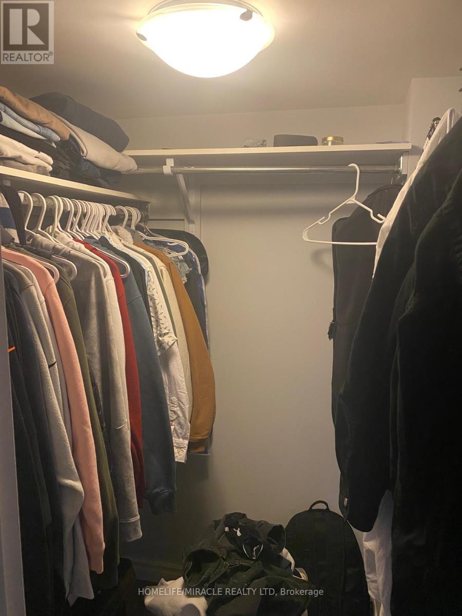 16 Golden Springs Drive, Brampton (Northwest Brampton), Ontario  L7A 4N4 - Photo 3 - W12612828