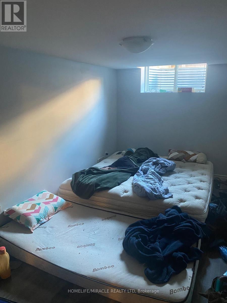 16 Golden Springs Drive, Brampton (Northwest Brampton), Ontario  L7A 4N4 - Photo 6 - W12612828