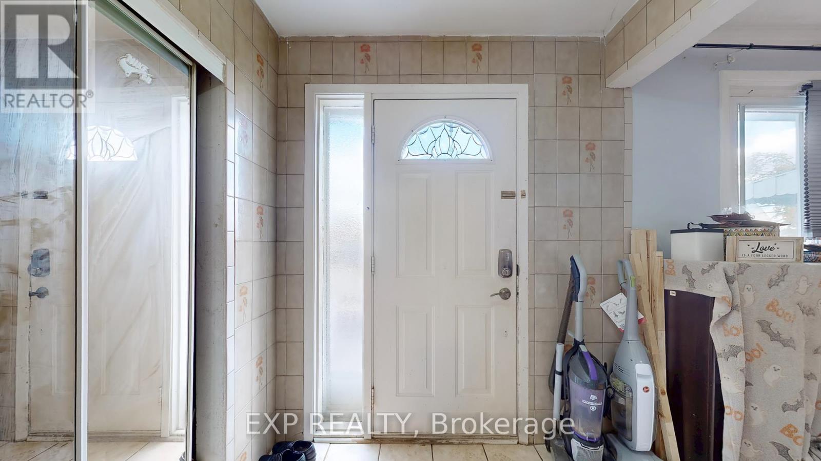 Upper Unit - 60 Seacliff Boulevard, Toronto, Ontario M9L 2G4 - Photo 12 - W12517888