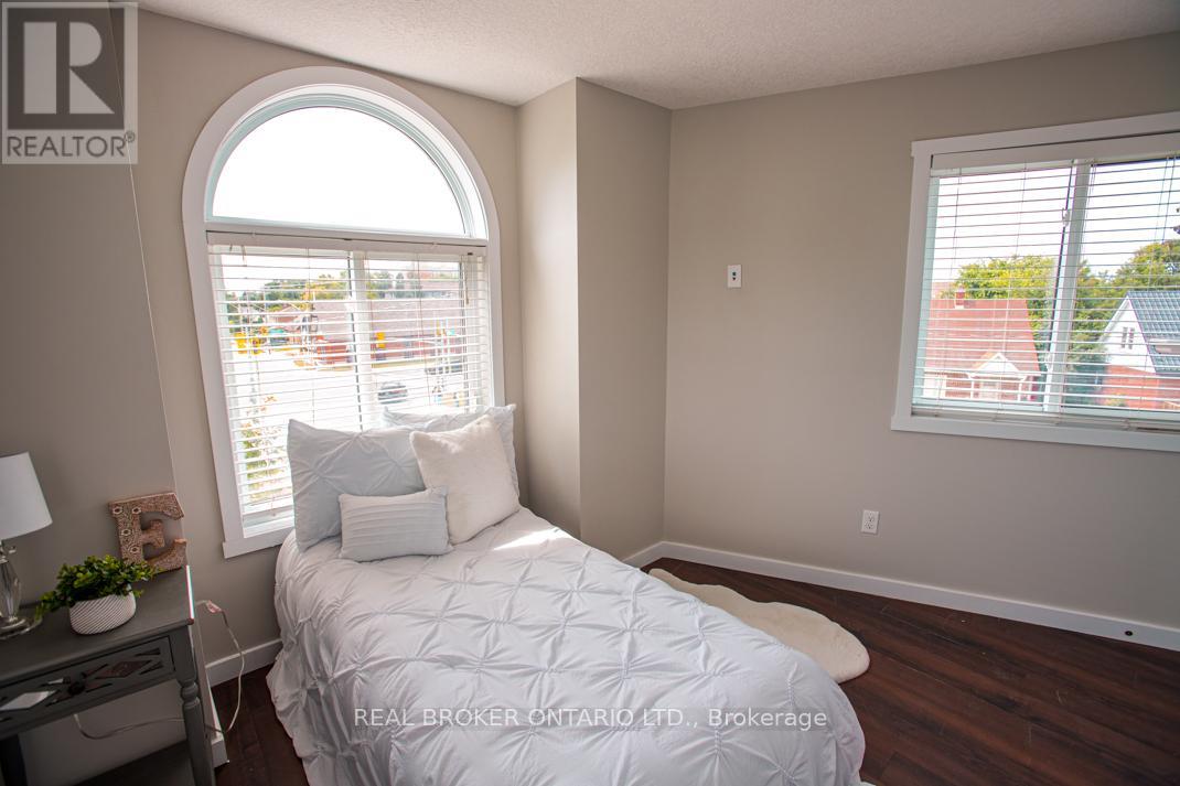 B - 489 East Avenue, Kitchener, Ontario  N2H 0A8 - Photo 32 - X12356825