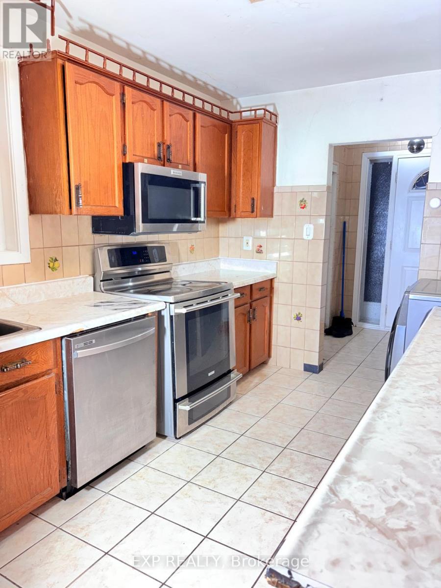 Upper Unit - 60 Seacliff Boulevard, Toronto, Ontario M9L 2G4 - Photo 22 - W12517888