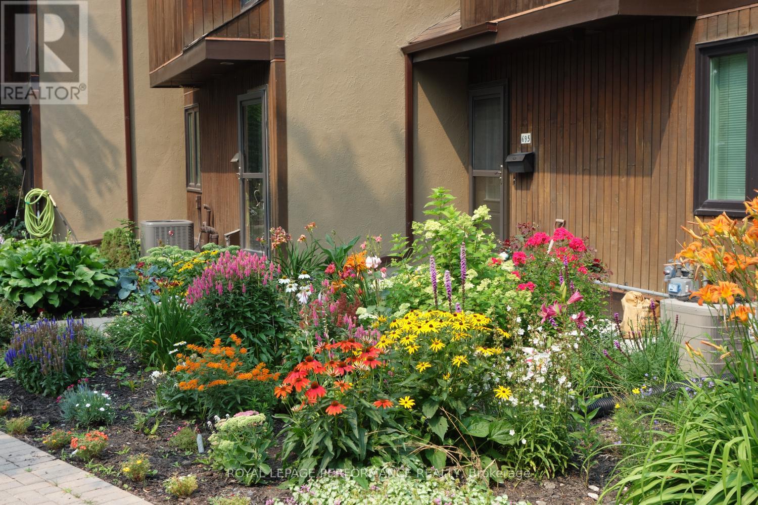 695 Richmond Road, Ottawa, Ontario  K2A 0G6 - Photo 2 - X12485701