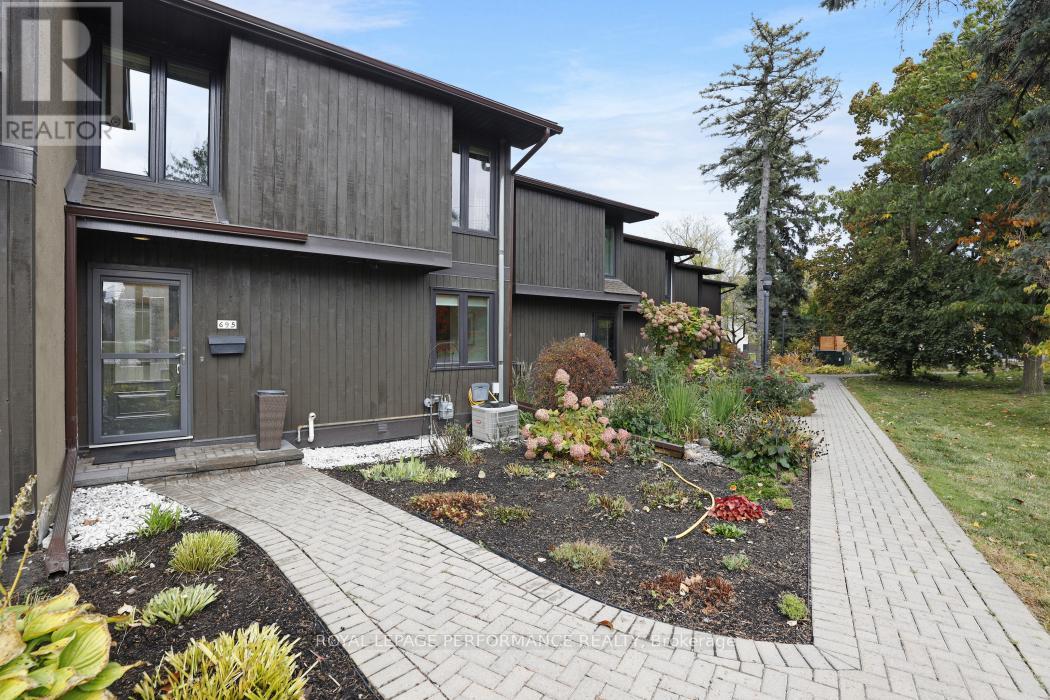 695 Richmond Road, Ottawa, Ontario  K2A 0G6 - Photo 4 - X12485701