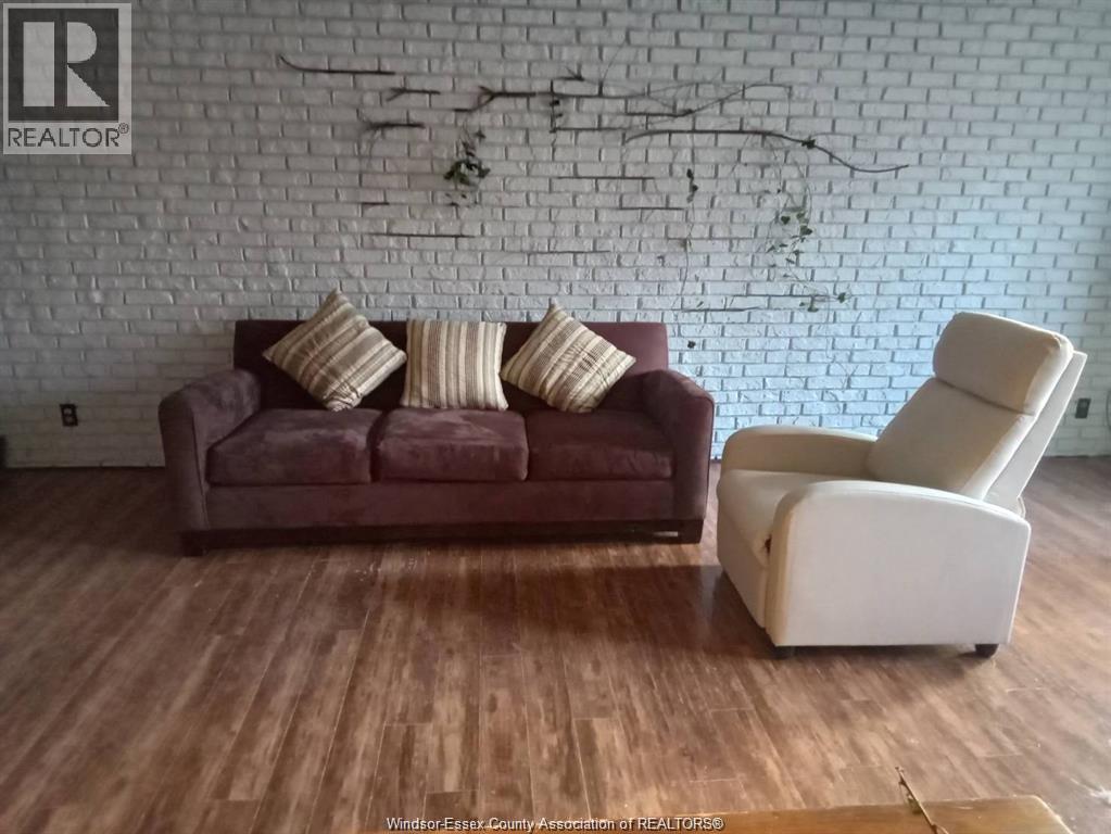 3277 Dominion, Windsor, Ontario N9E 2N6 - Photo 2 - 25030935