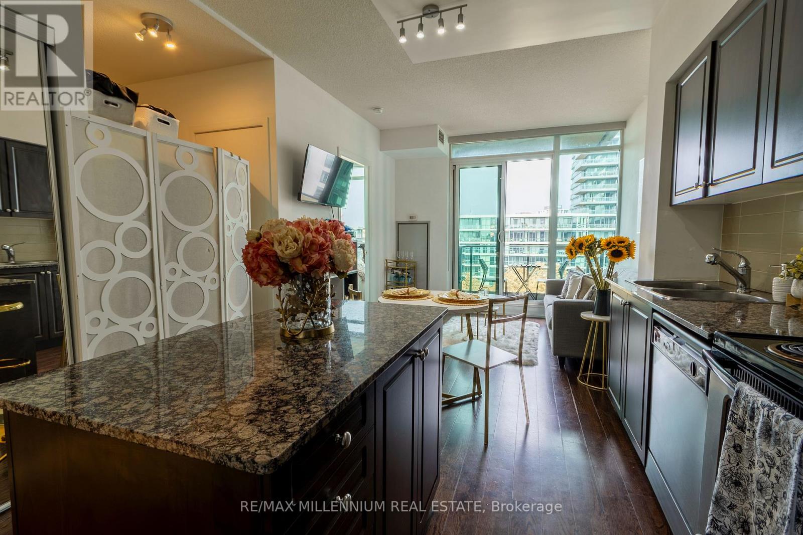 712 - 215 Fort York Boulevard, Toronto, Ontario  M5V 4A2 - Photo 9 - C12612986