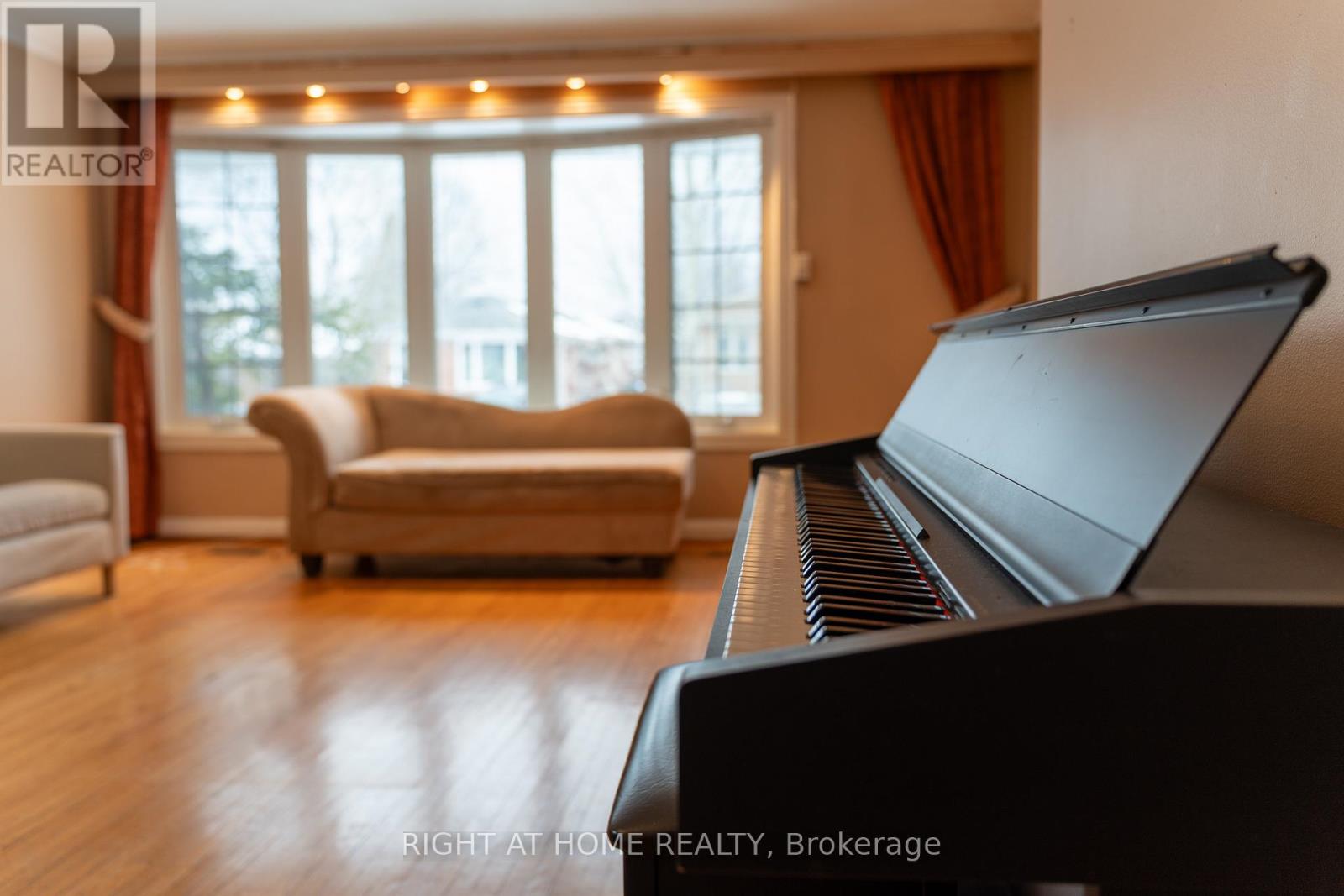 9 Sylla Avenue, Toronto, Ontario  M1R 4W5 - Photo 7 - E12612906