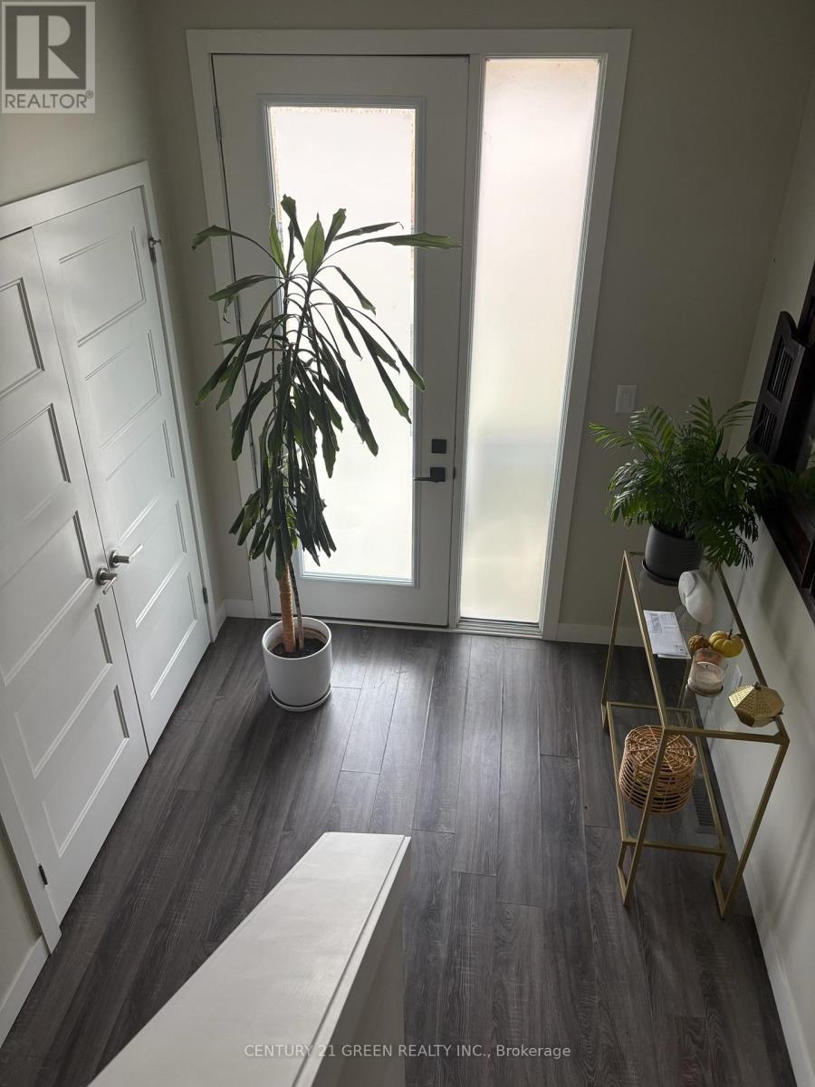 # 57 - 902 West Village Square, London North, Ontario  N6H 0J7 - Photo 2 - X12612904