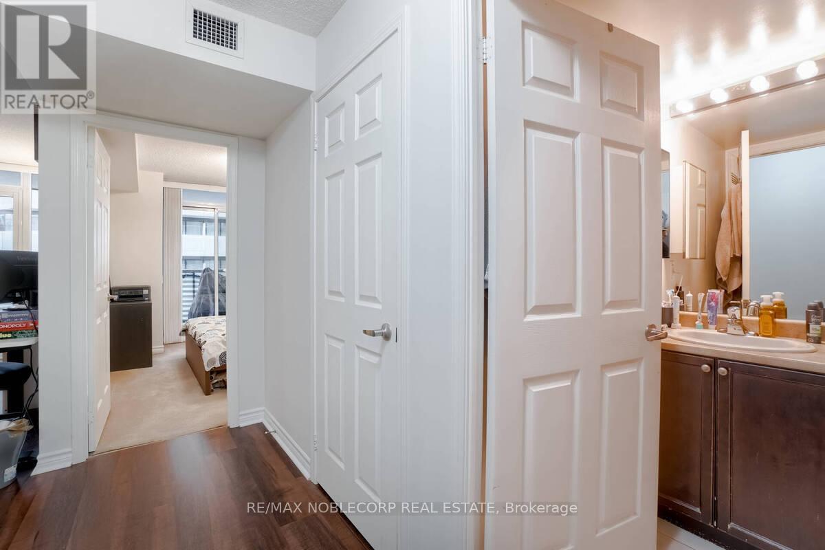 807 - 19 Grand Trunk Crescent, Toronto, Ontario  M5J 3A3 - Photo 11 - C12613000