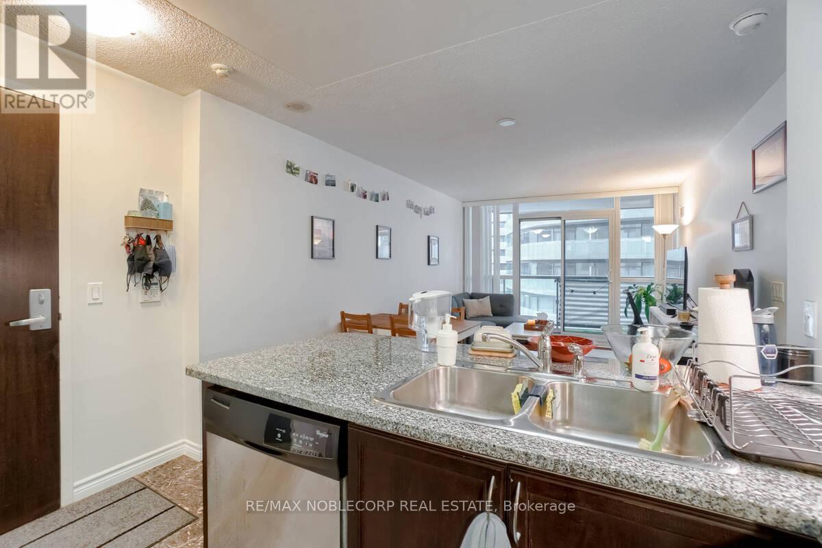 807 - 19 Grand Trunk Crescent, Toronto, Ontario  M5J 3A3 - Photo 5 - C12613000