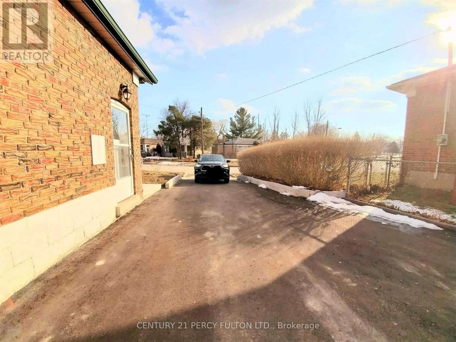 Upper - 24 Chestermere Boulevard, Toronto, Ontario  M1J 2X7 - Photo 2 - E12613010