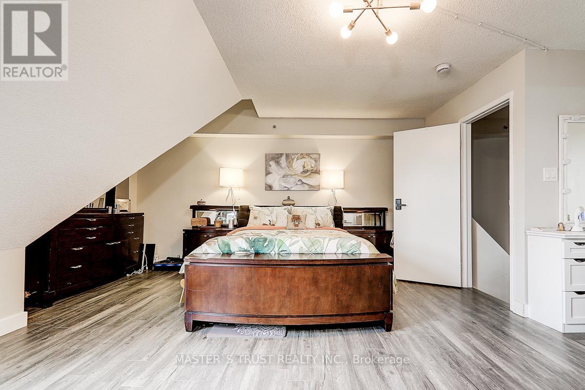 838 - 75 Weldrick Road E, Richmond Hill (Observatory), Ontario  L4C 0H9 - Photo 3 - N12612996