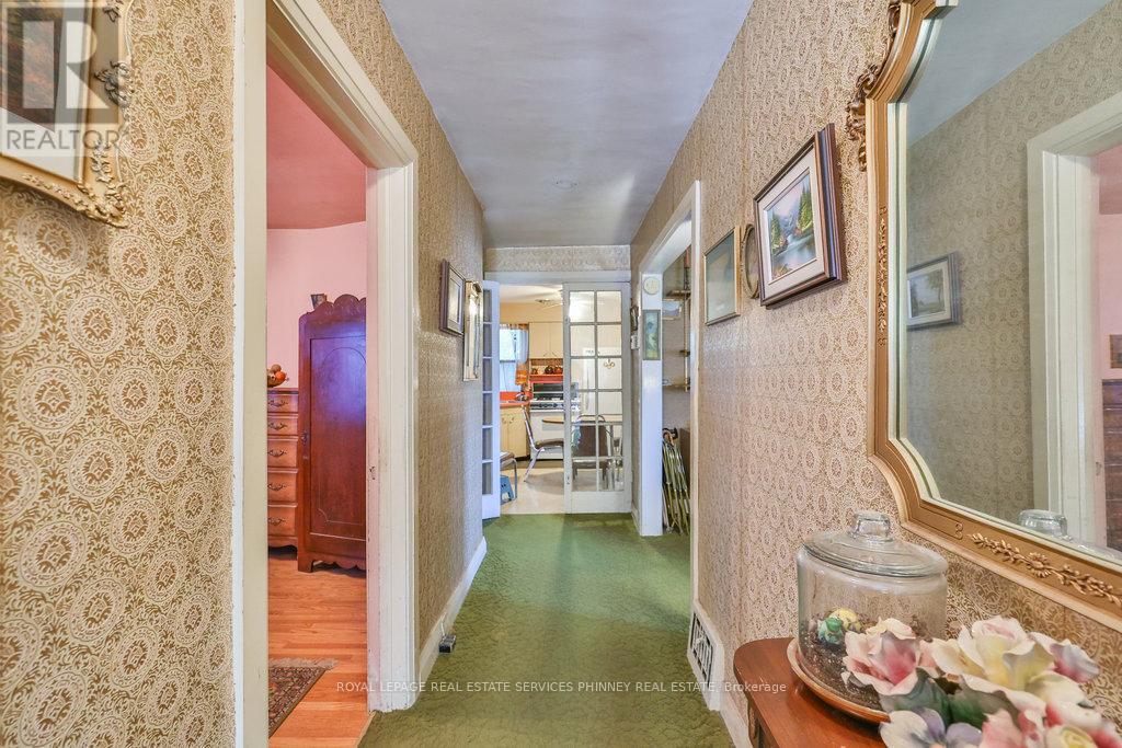 945 Beechwood Avenue, Mississauga, Ontario  L5G 4E3 - Photo 19 - W12450209