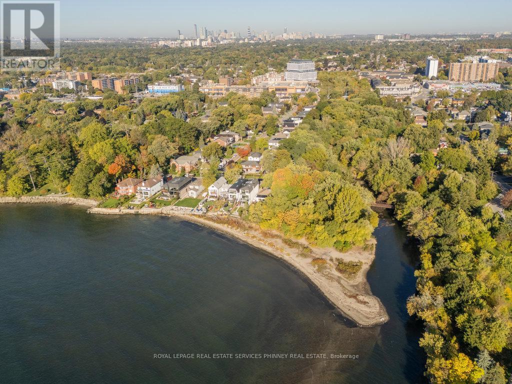 945 Beechwood Avenue, Mississauga, Ontario  L5G 4E3 - Photo 12 - W12450209