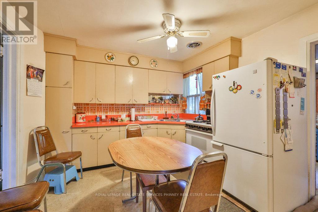 945 Beechwood Avenue, Mississauga, Ontario  L5G 4E3 - Photo 24 - W12450209