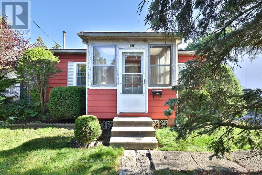 945 Beechwood Avenue, Mississauga, Ontario  L5G 4E3 - Photo 15 - W12450209