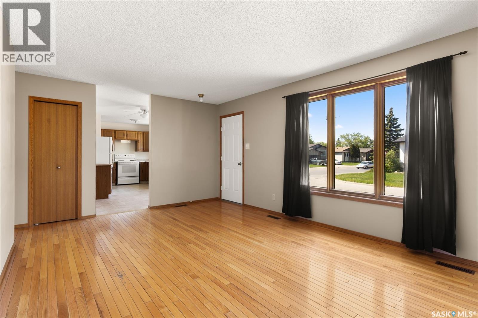 1190 Ferguson Crescent, Regina, Saskatchewan  S4N 6V6 - Photo 6 - SK025412