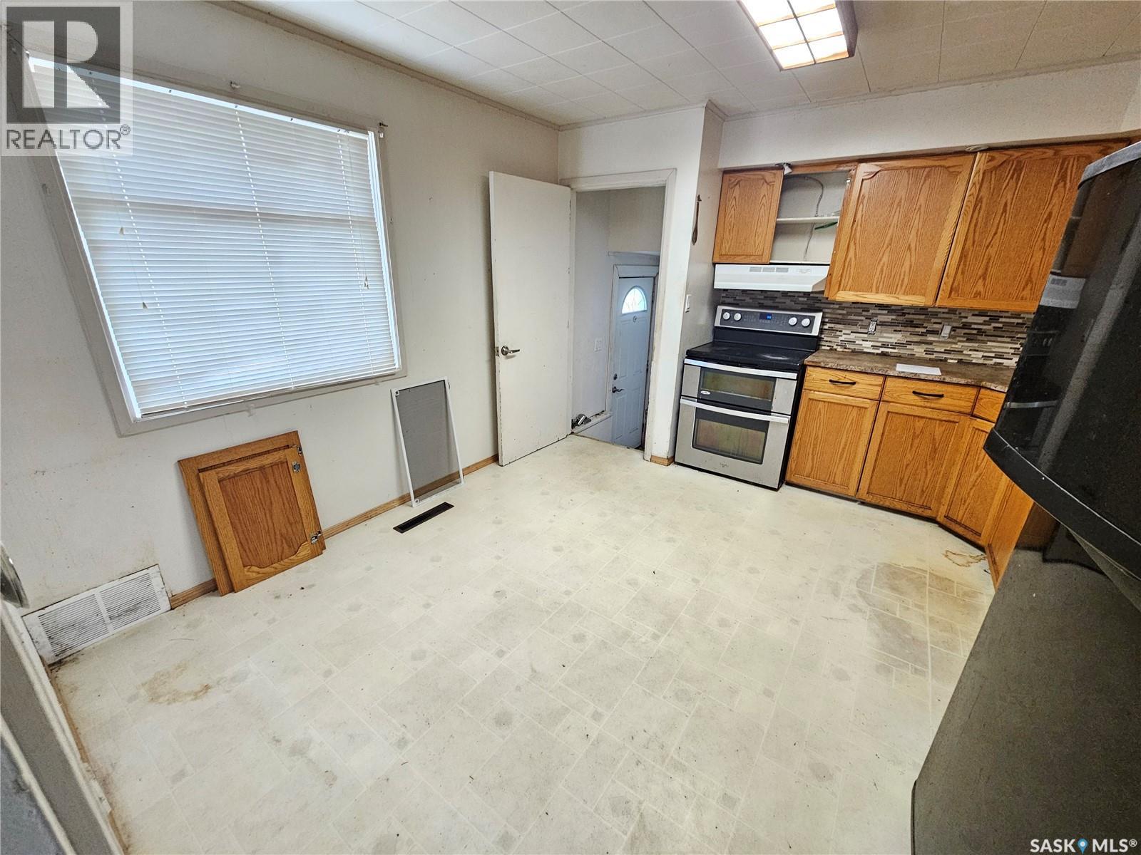 1066 Montgomery Street, Moose Jaw, Saskatchewan  S6H 2X1 - Photo 3 - SK025401