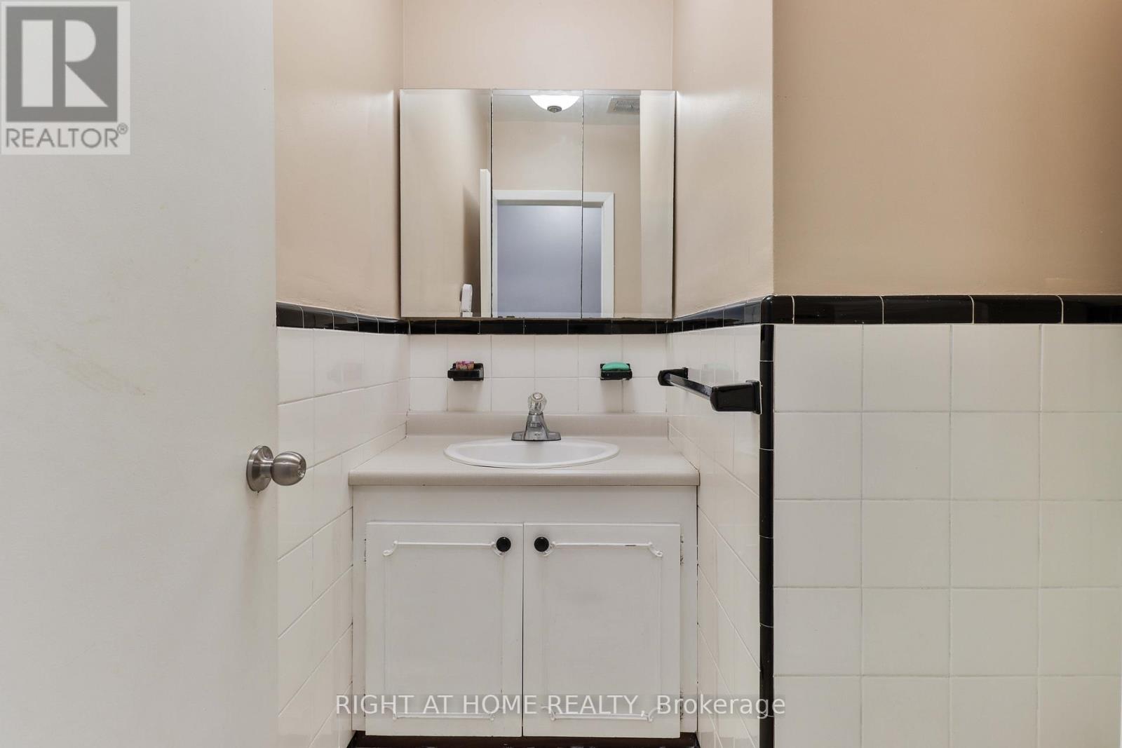 17 Rambler Place, Toronto, Ontario  M3L 1N6 - Photo 27 - W12613046