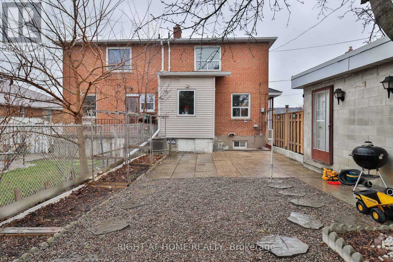 17 Rambler Place, Toronto, Ontario  M3L 1N6 - Photo 4 - W12613046