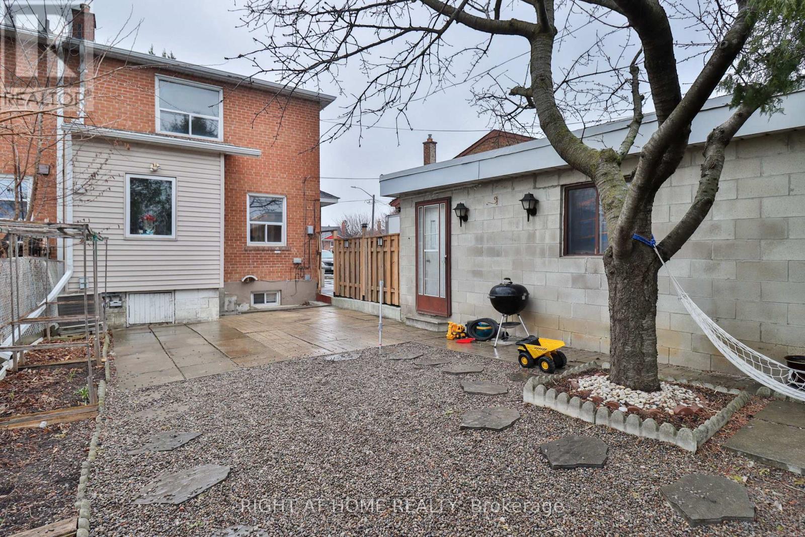 17 Rambler Place, Toronto, Ontario  M3L 1N6 - Photo 5 - W12613046
